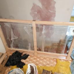 Balustrada łącząca drewno, szkło i stal nierdzewną