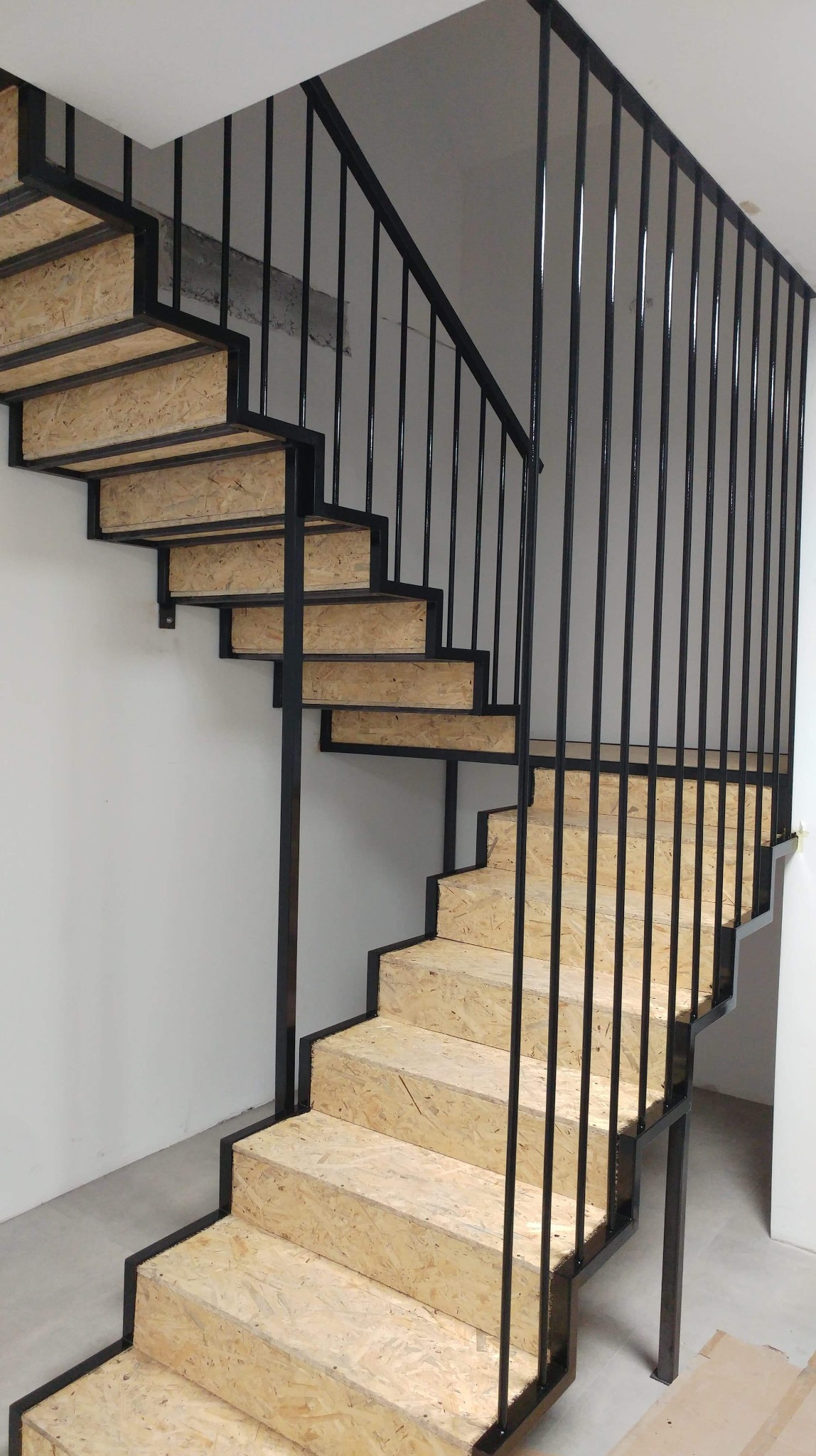 Konstrukcja schodów z obiciem OSB - wykończenie robi kto inny