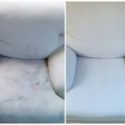 Biała, pluszowa kanapa: widok przed i po czyszczeniu, ukazujący różnicę w kolorze i usunięciu plam.