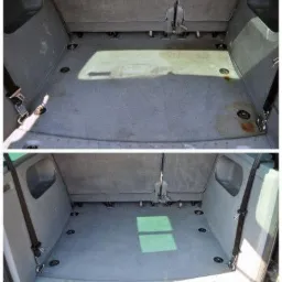 Porównanie bagażnika samochodu przed i po czyszczeniu, widoczne różnice w zabrudzeniach na wykładzinie i bokach.