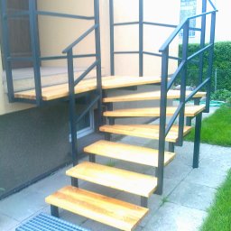 Konstrukcja stalowa schodów wejściowych do budynku