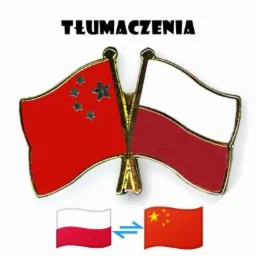 Przypinka z flagami Polski i Chin skrzyżowanymi, pod spodem symbole flag z dwukierunkową strzałką.