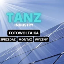 Panel słoneczny pod jasnym niebem z grafiką informującą o sprzedaży, montażu i wycenach fotowoltaiki firmy Tanz Industry.