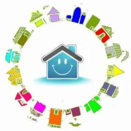 Grafika wektorowa przedstawiająca niebieski dom z uśmiechniętą buzią w centrum okręgu utworzonego z kolorowych, stylizowanych domków.