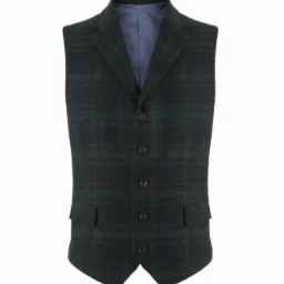 Elegancka kamizelka męska w szkocką kratę, zapinana na cztery guziki, z małymi kieszeniami po bokach, na białym tle.