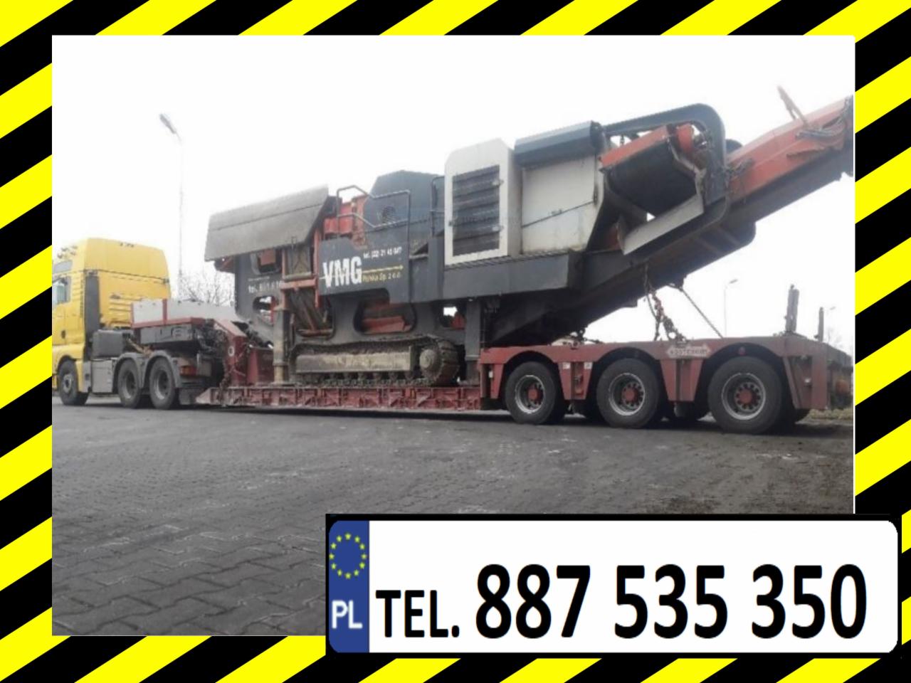 Żółta ciężarówka MAN z naczepą niskopodwoziową przewożąca szaro-czerwony, gąsienicowy kruszak mobilny VMG na tle szarej kostki brukowej i pochmurnego nieba. Widoczny numer telefonu.