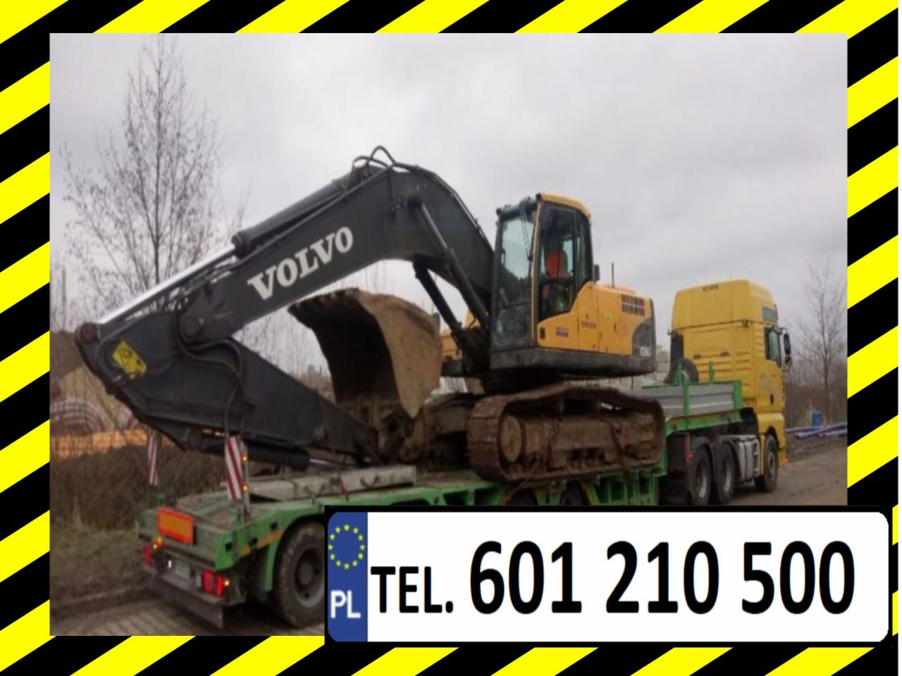 Żółta koparka Volvo na niskopodwoziowej platformie transportowej ciągniętej przez żółtą ciężarówkę, widok z boku, tablica rejestracyjna z numerem telefonu widoczna w prawym dolnym rogu.