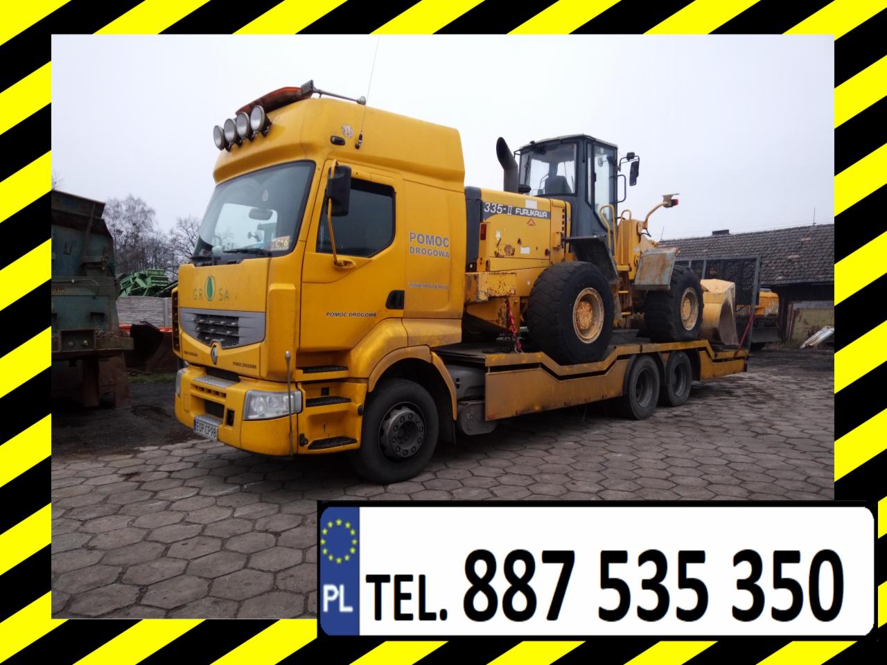 Żółta laweta Renault z napisem 'Pomoc Drogowa' przewozi żółtą ładowarkę kołową Furukawa 335-II na tle szarej kostki brukowej i zabudowań gospodarczych.