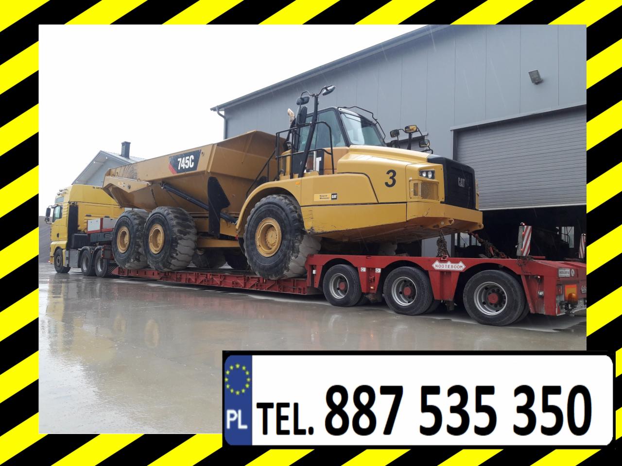 Żółty wozidło technologiczne CAT 745C z numerem 3, przewożone na czerwonej niskopodwoziowej naczepie ciężarowej z tablicą rejestracyjną i numerem telefonu, na tle szarego hangaru w pochmurny dzień.