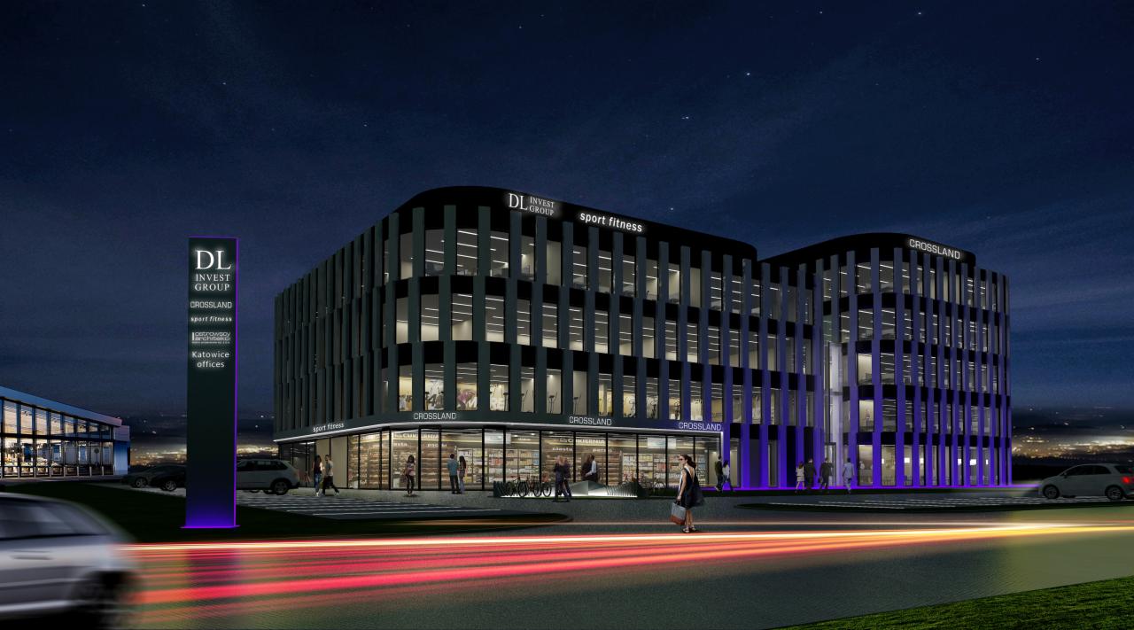 Wizualizacja nocna nowoczesnego biurowca z podświetlonym logo i nazwą firmy Crossland, z widocznym wejściem i przechodzącymi ludźmi, oraz smugami świateł przejeżdżających samochodów.