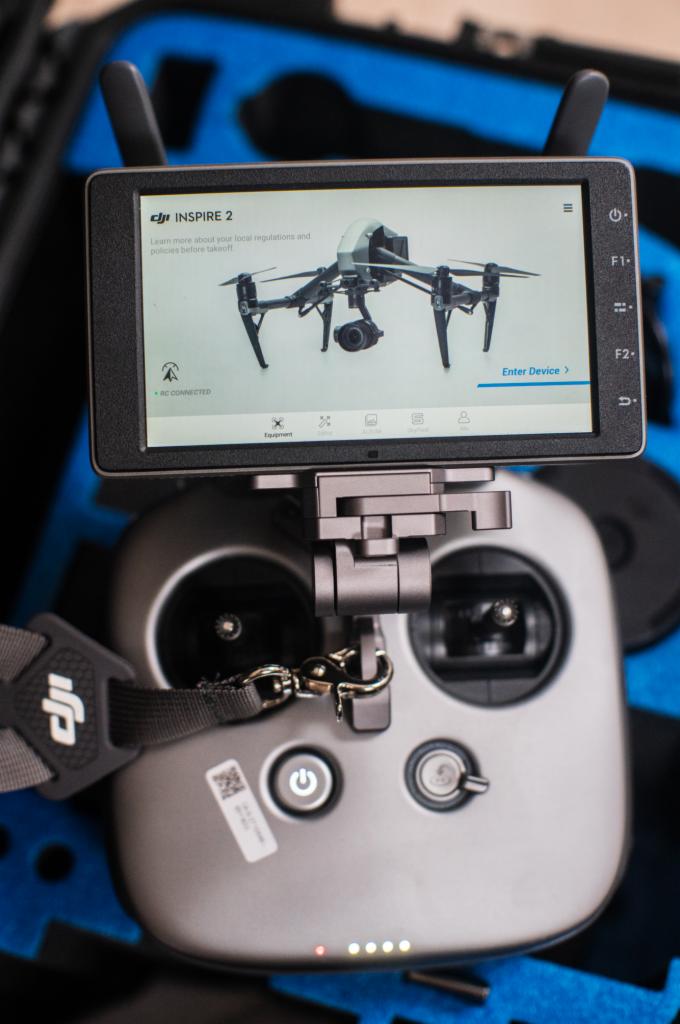 Kontroler drona DJI Inspire 2 z ekranem pokazującym podgląd drona, ustawiony w futerale.