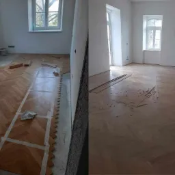 Dzielone ujęcie: po lewej fragment pokoju z częściowo ułożoną parkietową podłogą w jodełkę, zabezpieczoną taśmą malarską, po prawej pokój z ułożoną podłogą, widoczne resztki po montażu i listwy...
