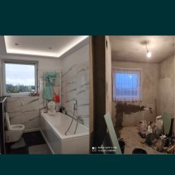 Firma Remontowo-budowlana B-Art - Dzielone zdjęcie łazienki: po lewej wykończona, z białą wanną, toaletą i marmurkowymi płytkami; po prawej w trakcie remontu, surowe ściany, worki z zaprawą i płyta gipsowa.