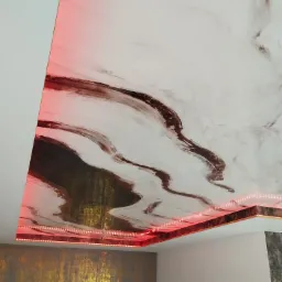 Podwieszany sufit z płyty karton-gips, imitujący marmur, podświetlony czerwoną listwą LED, widok od dołu.