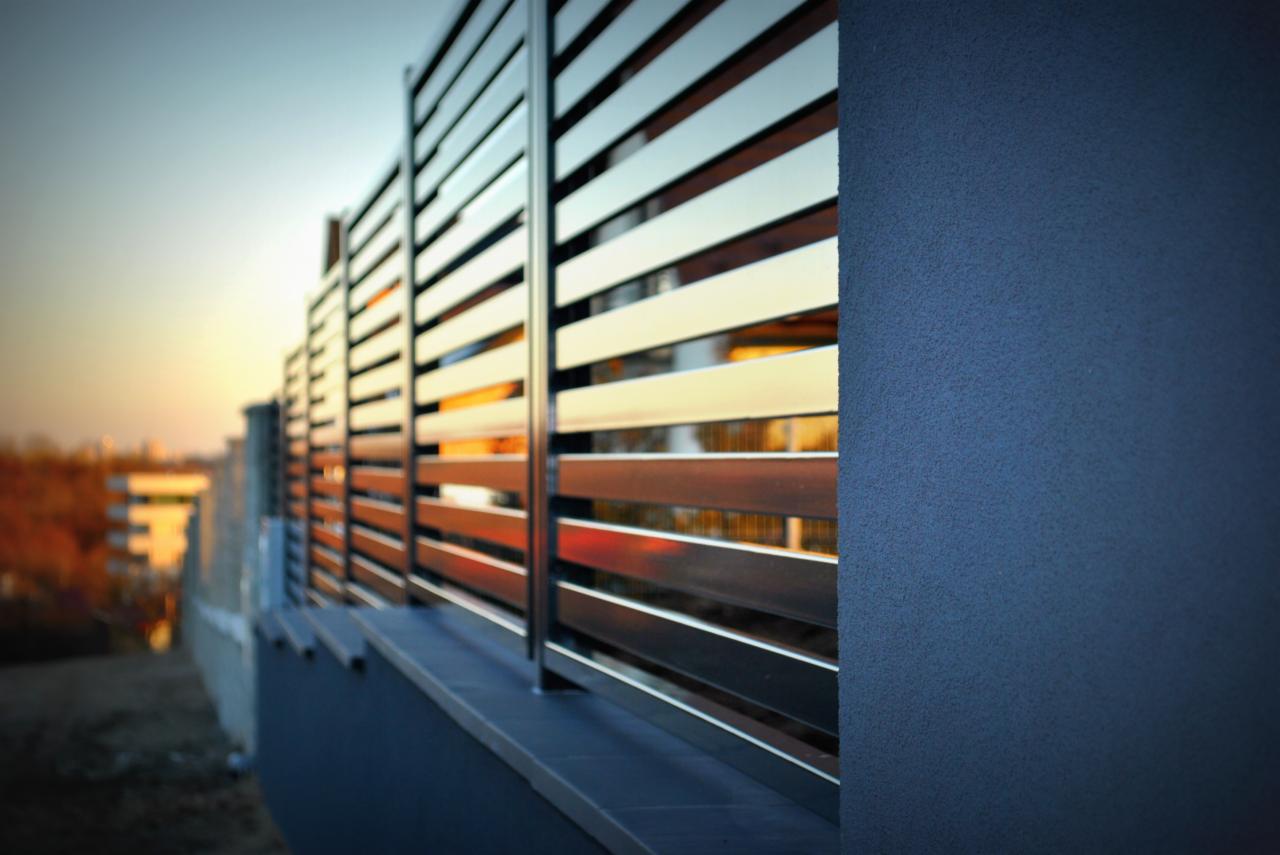 Nowoczesne ogrodzenia metalowe poziome