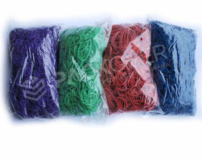 Cztery przezroczyste opakowania foliowe wypełnione kolorowymi gumkami recepturkami: fioletowe, zielone, czerwone i niebieskie, ułożone obok siebie na białym tle.