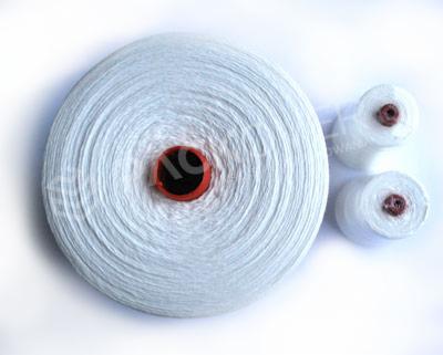 Duża szpula białej nici z pomarańczowym rdzeniem obok dwóch mniejszych szpul na białym tle.