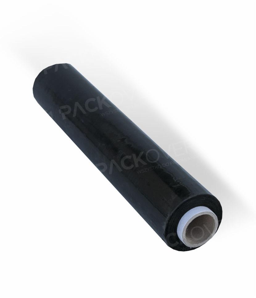 Czarna folia stretch na rolce z widocznym logotypem PACKOVER, ułożona ukośnie na białym tle.