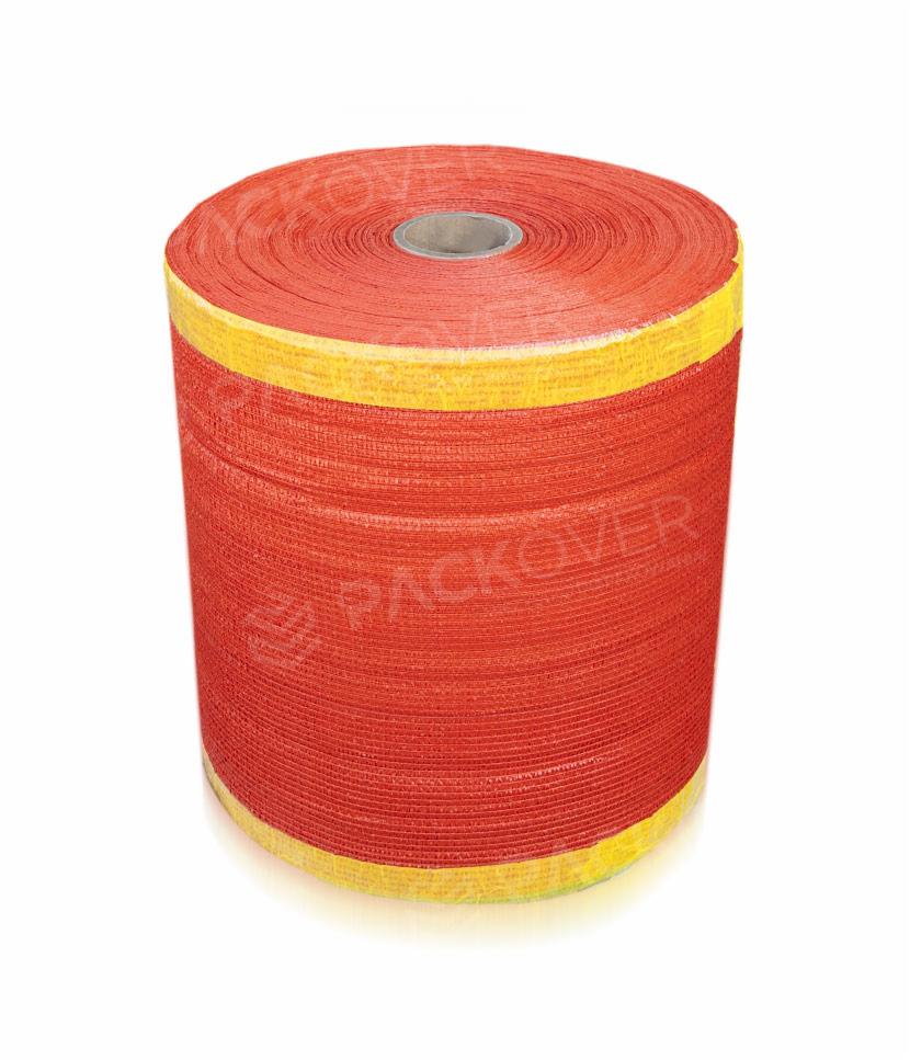 Rolka czerwonej siatki do owijania palet z żółtym paskiem na krawędzi, widoczne logo PACKOVER.