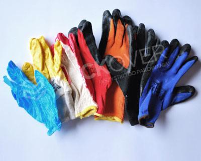 Różnokolorowe rękawice robocze, w tym lateksowe, gumowe i powlekane, ułożone na białym tle.