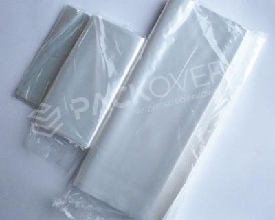 Przezroczyste, foliowe torebki z nadrukowanym logo firmy PACKOVER, ułożone na jasnym tle.