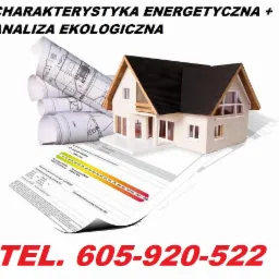 Model domu na tle zwiniętych plan&oacute;w architektonicznych i świadectwa charakterystyki energetycznej, z widocznym numerem telefonu.