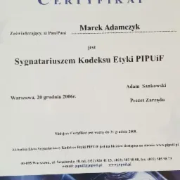 Certyfikat Polskiej Izby Pośredników Ubezpieczeniowych i Finansowych dla Marka Adamczyka, sygnatariusza Kodeksu Etyki PIPUIF, wydany w Warszawie 20 grudnia 2006 roku, ważny do 31 grudnia 2008 roku.