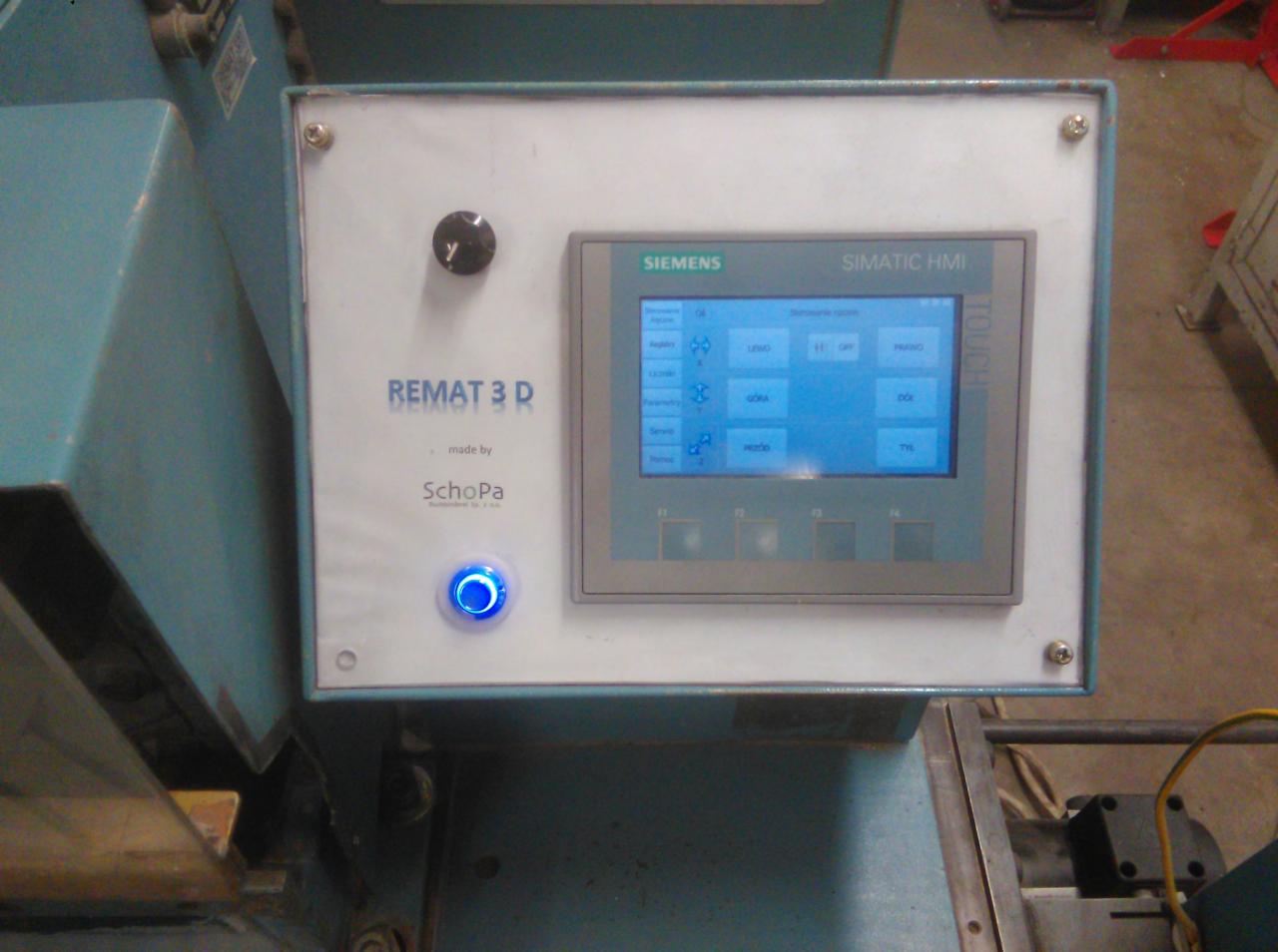 Panel sterowania maszyny przemysłowej z ekranem dotykowym Siemens Simatic HMI, przyciskami i niebieską diodą LED, widoczne logo producenta Remat 3D i SchoPa.