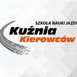 Logo szkoły jazdy 'Kuźnia Kierowców' z czarnym napisem i pomarańczowym dopiskiem, ślad opony i szare tło w kropki.