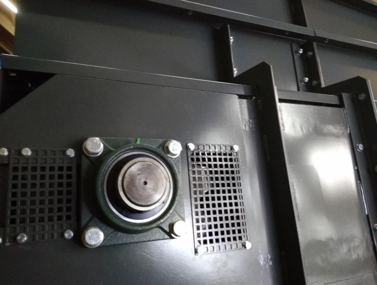 Metalowa konstrukcja spawana z elementami łożyskowymi i kratkami wentylacyjnymi, pomalowana na ciemny kolor.