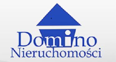 Niebieskie logo firmy Domino Nieruchomości na jasnoszarym tle.