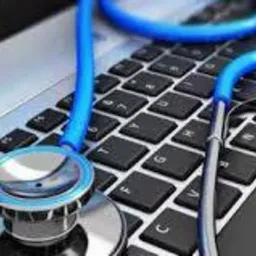 Laptop z niebieskim stetoskopem na klawiaturze w Raniżowie, sugerujący diagnozę problemów sprzętowych.