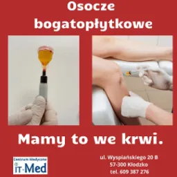 Iniekcja osocza bogatopłytkowego w kolano pacjenta, obok probówka z osoczem, zabieg wykonywany w Centrum Medycznym IT-Med.