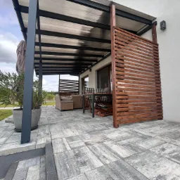 Zadaszenie - konstrukcja aluminiowa z poliwęglanem komorowym plus lamele poziome: drewniane.