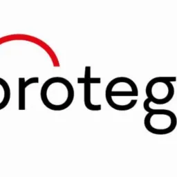 Logo firmy Protego z czerwonym półokręgiem nad literą 'p'.