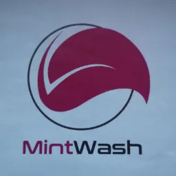 Logo firmy MintWash przedstawiające stylizowaną kroplę w okręgu, z nazwą firmy poniżej, na jasnym tle.