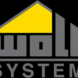 Szare logo WOLF SYSTEM z żółtym dachem na czarnym tle.