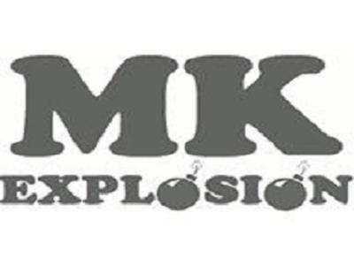 Szare logo firmy MK Explosion z stylizowanymi bombami zamiast liter O.