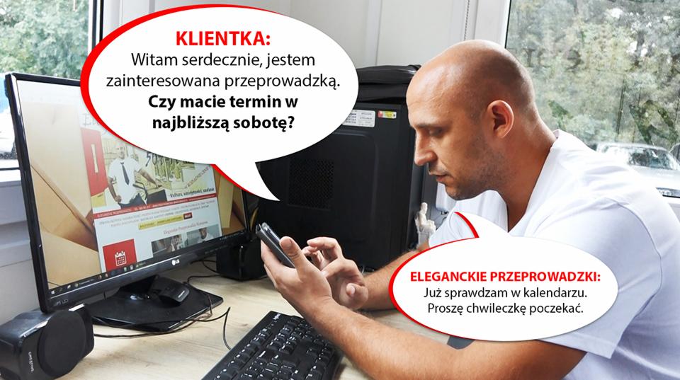 Mężczyzna sprawdza dostępność terminu w telefonie, odpowiadając na zapytanie klientki o przeprowadzkę, widoczne okno komputera z ofertą firmy.