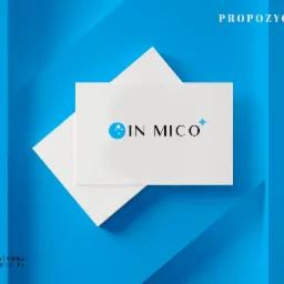 Projekt logo 'IN MICO' z motywem gwiazdy, prezentowany na białych kartach na niebieskim tle z napisem 'Propozycja 1' w prawym górnym rogu i logo studia w lewym dolnym rogu.
