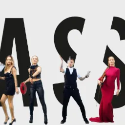 Zespół artystów o zróżnicowanych talentach: kucharz z nożami, dwie kobiety z płytami, żongler, skrzypaczka w czerwonej sukni i tancerka w kostiumie z piór, ustawieni za dużym czarnym napisem 'SASSY'.