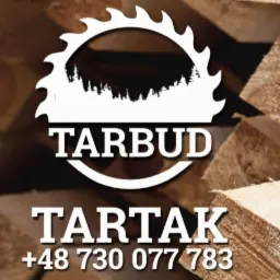 Logo firmy Tarbud. Biały symbol piły tarczowej z sylwetką lasu wewnątrz, napis Tarbud nad napisem Tartak i numer telefonu na tle stosu drewna.