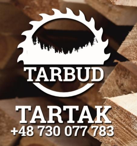 Logo firmy Tarbud. Biały symbol piły tarczowej z sylwetką lasu wewnątrz, napis Tarbud nad napisem Tartak i numer telefonu na tle stosu drewna.
