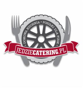 Logo firmy cateringowej: stylizowane koło z napisem 'DOMOWA KUCHNIA POSIŁKI DLA FIRM' i czerwona wstęga z adresem 'JEDZIECATERING.PL', po bokach widelec i nóż.
