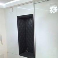 Biała szafa wnękowa z przesuwnymi drzwiami i tapicerowanym wnęką w Goleniowie.