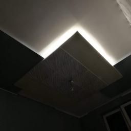 Ar-bud - Wielopoziomowy sufit z podświetleniem LED, fragment ściany z tapetą w tle, widoczne okno.