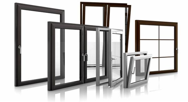 Różne modele okien w kolorach brązu, grafitu i srebra prezentowane przez firmę z Giżycka na białym tle z delikatnym odbiciem.