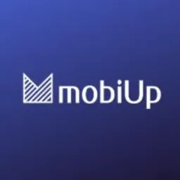 Białe logo firmy mobiUp na gradientowym, ciemnoniebieskim tle. Logo składa się z litery 'M' utworzonej z ukośnych, równoległych linii oraz nazwy firmy pisaną prostą czcionką.
