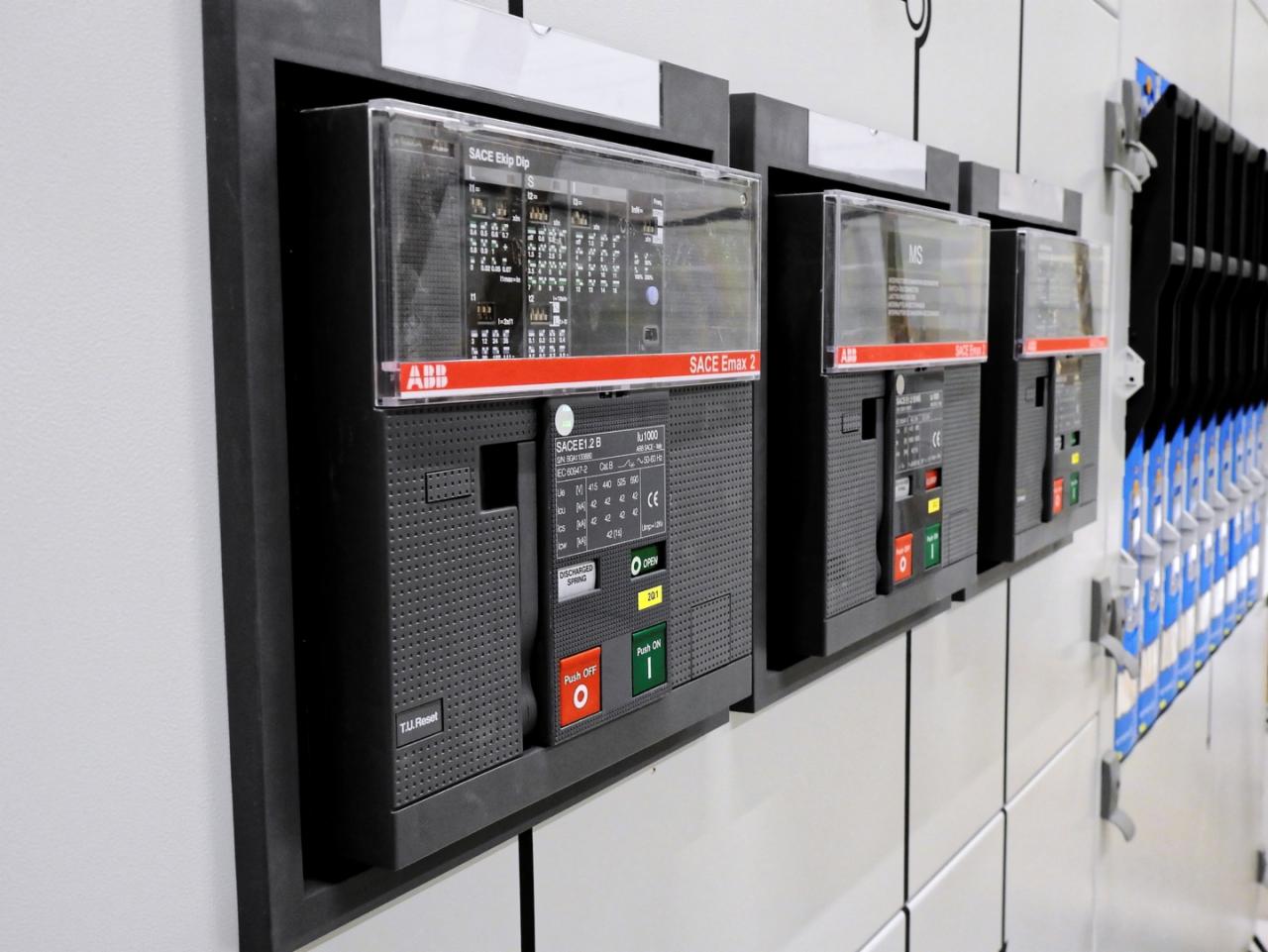 Szyna z zamontowanymi wyłącznikami elektrycznymi ABB SACE Emax 2, widoczne przyciski włączania i wyłączania oraz oznaczenia parametrów technicznych.