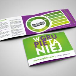 Ambient Studio - Rozłożona, dwuczęściowa, drukowana ulotka reklamowa w odcieniach fioletu i zieleni, z widocznymi statystykami i hasłem 'Wgrupietaniej', leżąca na szarym tle.